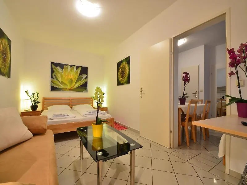 Ajo Apartments - Alte Donau Garden Flat - Self-Check-In Vienna